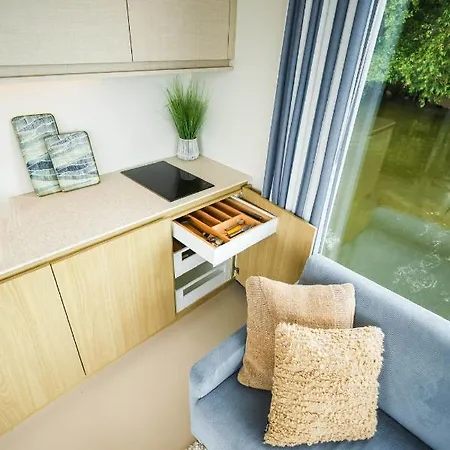 Revolution Houseboat * Strijensas
