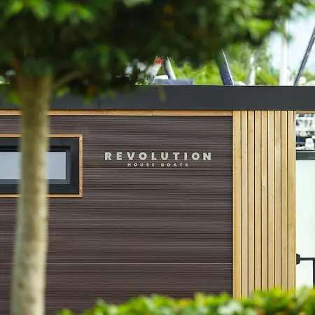 Revolution Houseboat Botel Strijensas