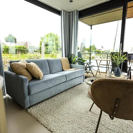 Revolution Houseboat Botel *