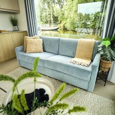 Revolution Houseboat Botel *