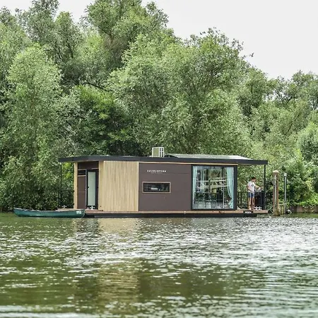 Revolution Houseboat Strijensas