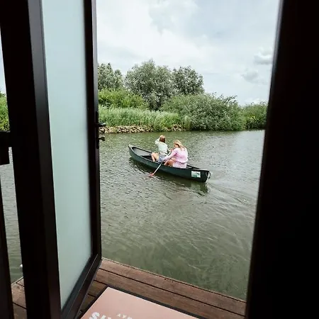 Botel Revolution Houseboat Strijensas