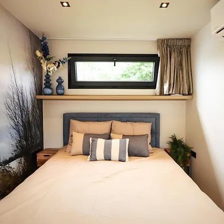 Revolution Houseboat Botel Strijensas